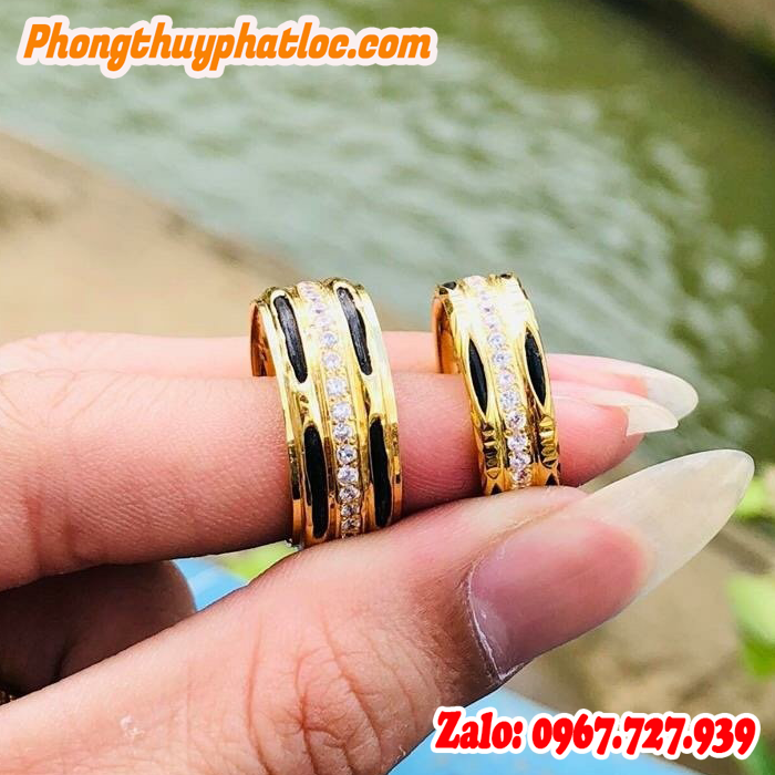 Nhẫn Vàng Phong Thủy 02 Viền Xỏ Lông Đính Đá